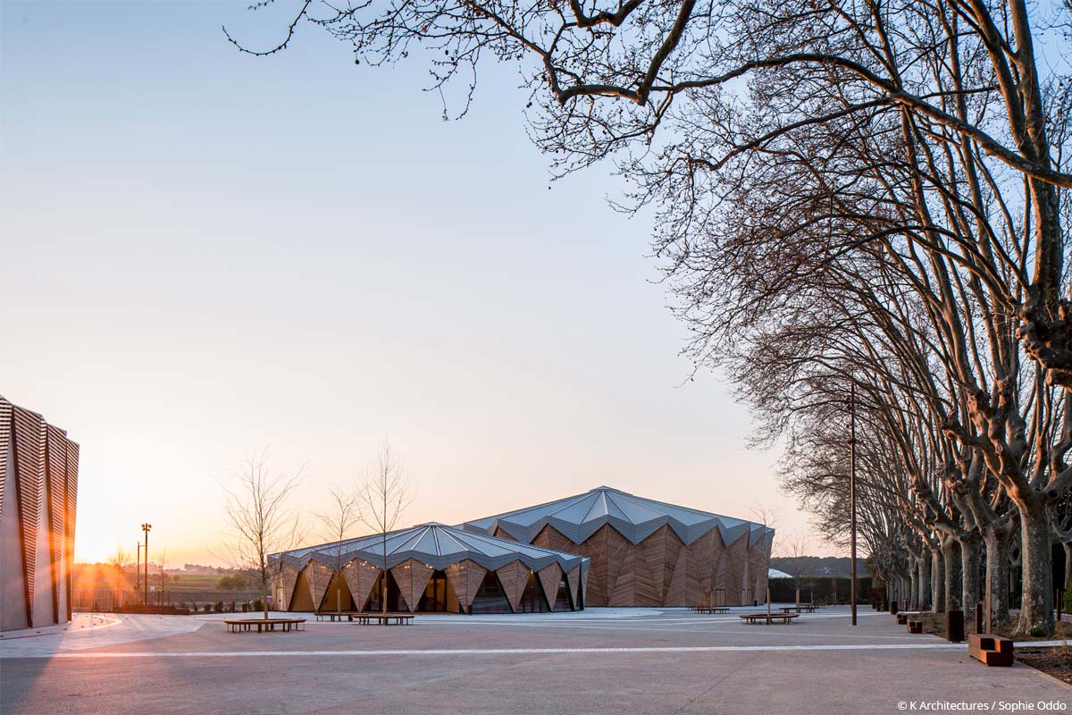 bâtiment biosourcé théâtre domaine de bayssan ossature bois charpente bois lamellé isolant fibres de bois